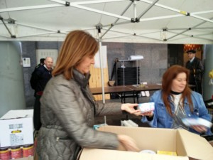 Foto Idoia Mendia entregando alimentos