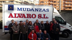 Foto entrega alimentos muñecas adaptada