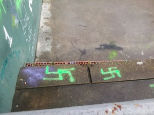 esvásticas frontón etxatxu 1