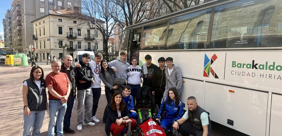 EL CIFP BARAKALDO LHIII PRESENTA DE LA MANO DE DESARROLLO SOSTENIBLE UN AUTOBÚS HISTÓRICO RESTAURADO POR SU ALUMNADO COMO AULA MOVIL